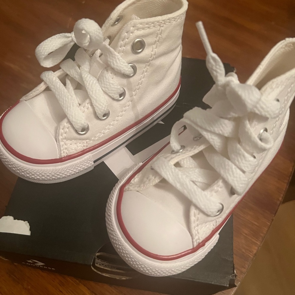 Converse.  Toddler size 4.   New with box